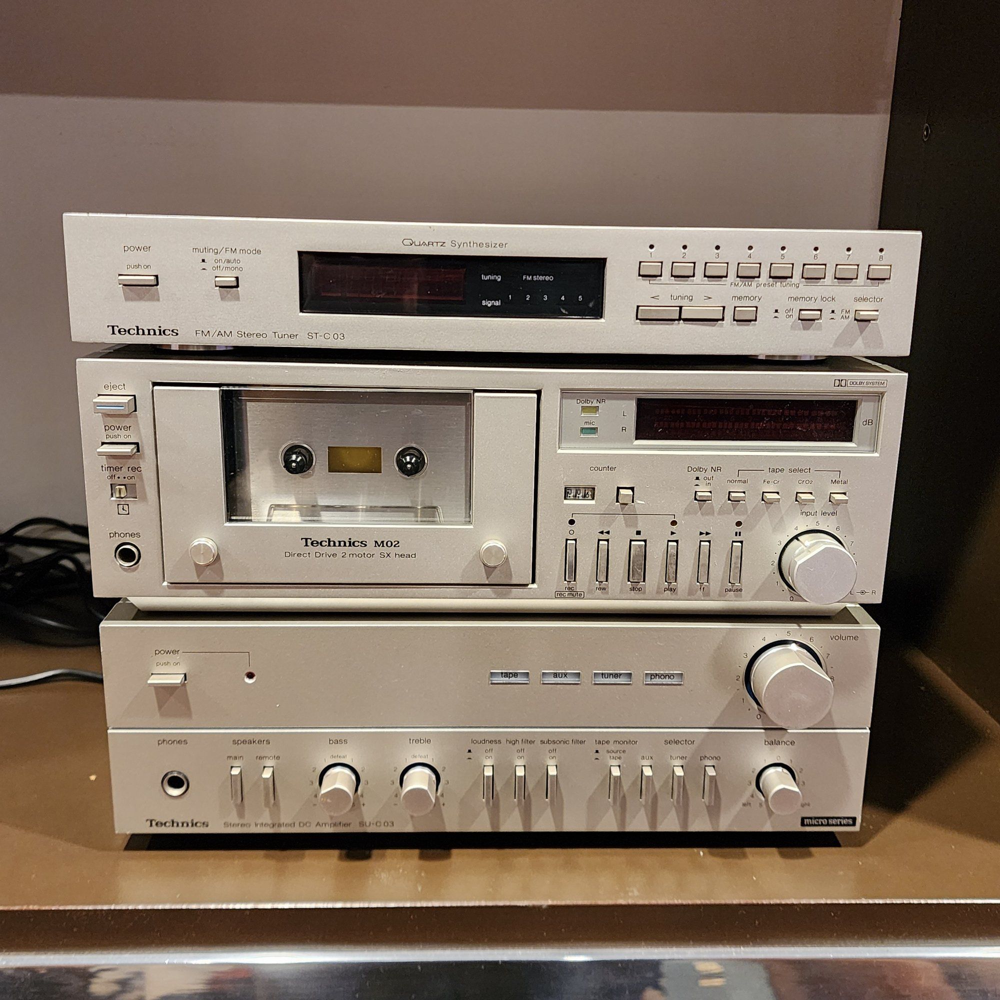 A mains-powered hi-fi radio tuner