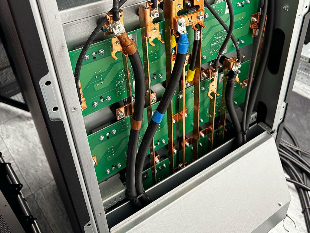 Industrial battery system internals with copper busbars for safe disposal